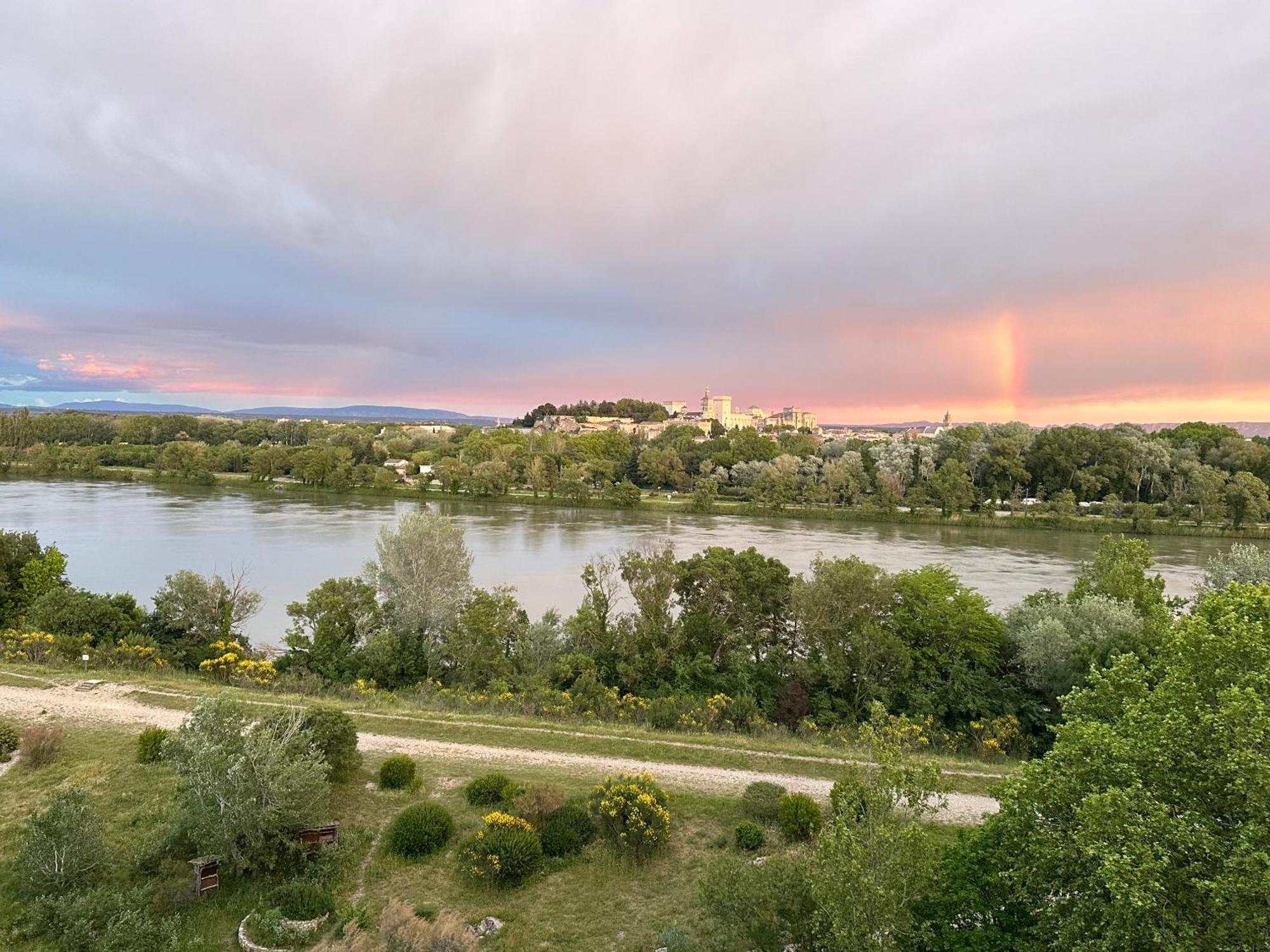 Charmante Petite Maison Avec Vue Panoramique, En Centre Historique, Proche D'Avignon, Ancienne, Renovee, Climatisee, Terrasse, Parking Public Gratuit Villeneuve-lès-Avignon Eksteriør bilde